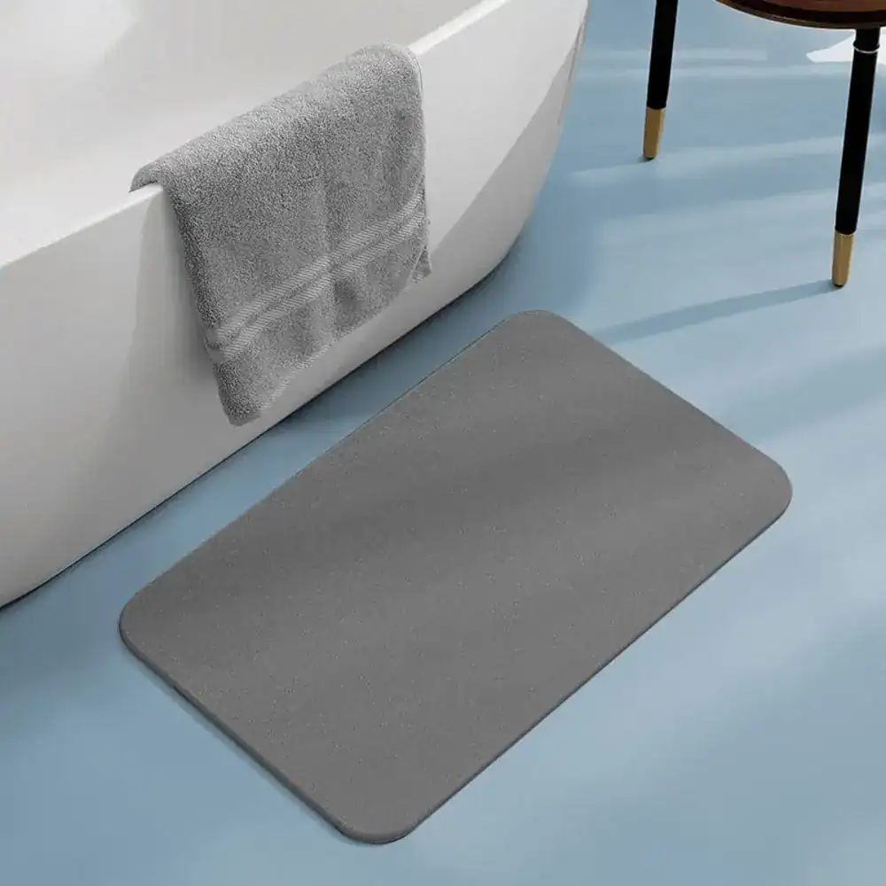 Saugfähiger Badteppich grau vor Dusche, rutschfest und pflegeleicht für Badezimmer.