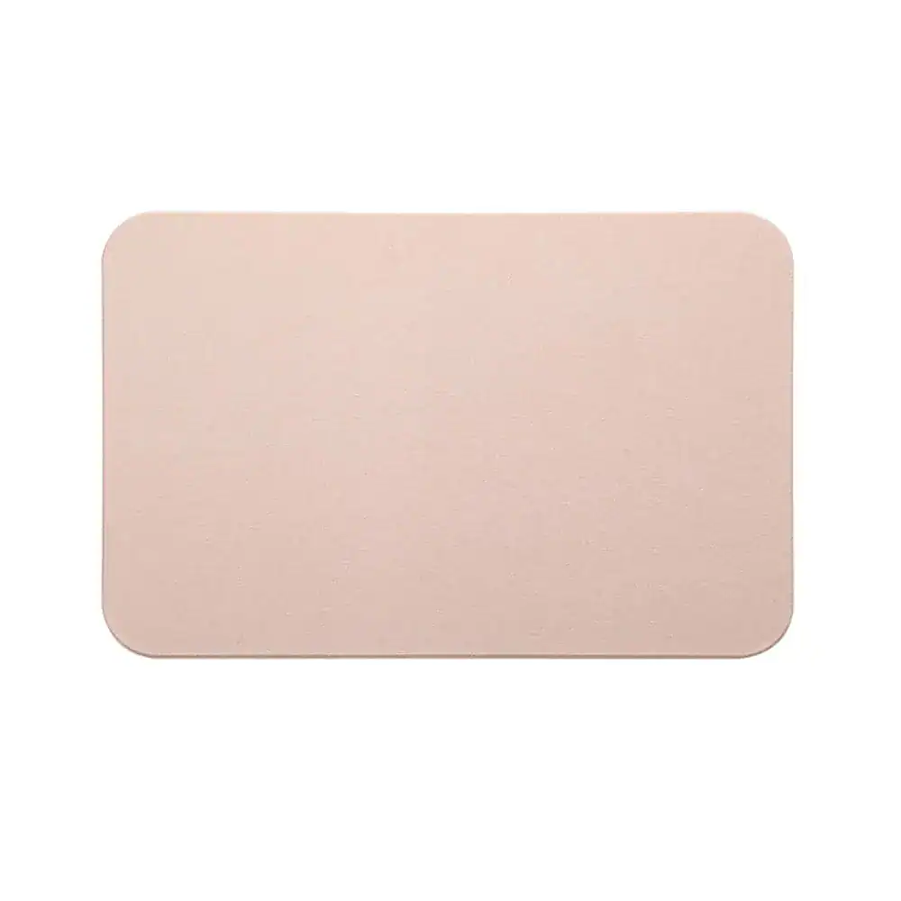 Saugfähiger Badteppich in sanftem Rosa, runder Ecken, für optimale Feuchtigkeitsabsorption im Badezimmer.