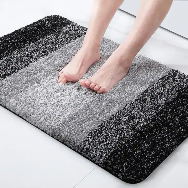 Schwarzer Badteppich mit grauem Muster und weicher Oberfläche für Komfort und Stil im Badezimmer.