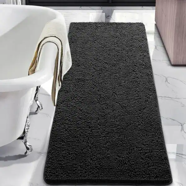 Schwarzer Badteppich 70x120 cm mit Strukturoberfläche für Komfort und Stil im Badezimmer.