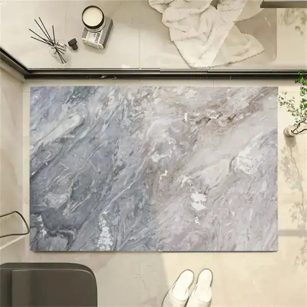 Badteppich Terra mit maritimen Marmor-Muster, ideal für moderne Badezimmer.