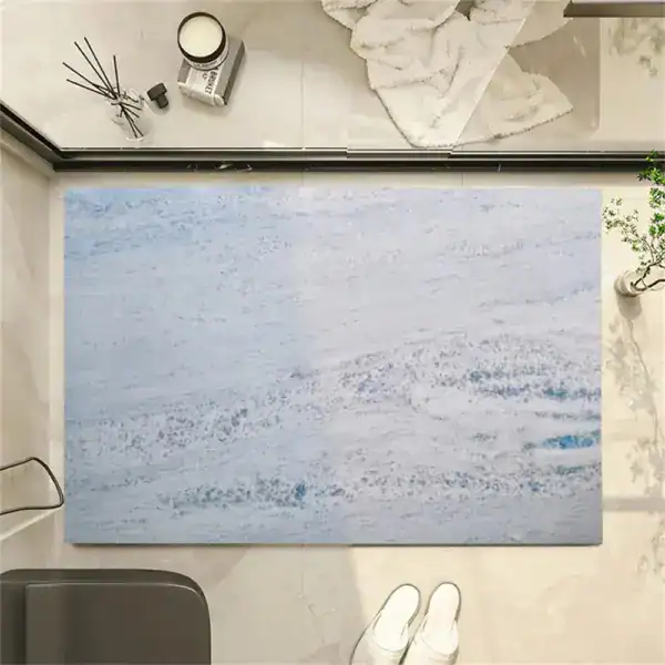 Badteppich Terra mit maritimer Marmoroptik, ideal für moderne Badezimmer.