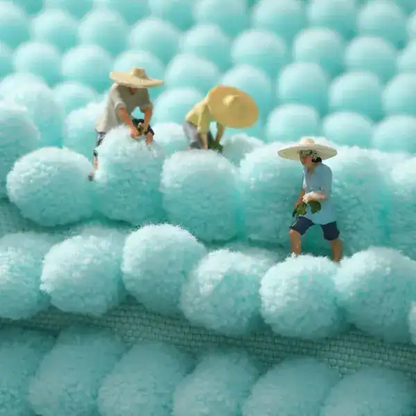 Türkis Badteppich mit flauschigen Pomponen, ideal für Komfort und Stil im Badezimmer.