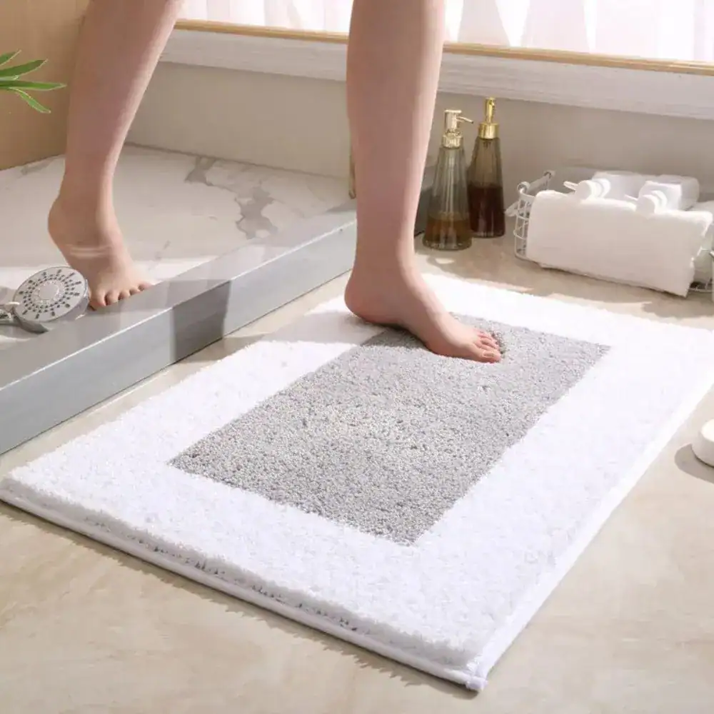 Waschbarer Badteppich mit rutschfestem Griff, grau-weißes Design für sicheren Stand im Badezimmer.