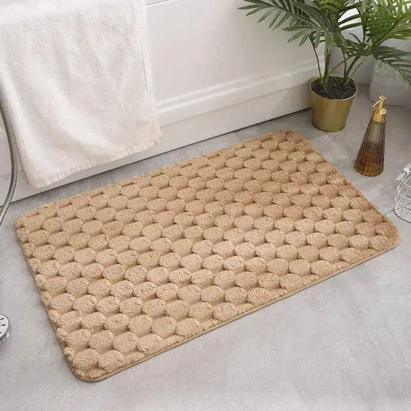 Weicher Badteppich mit hexagonalem Muster für Komfort und Trocknung.