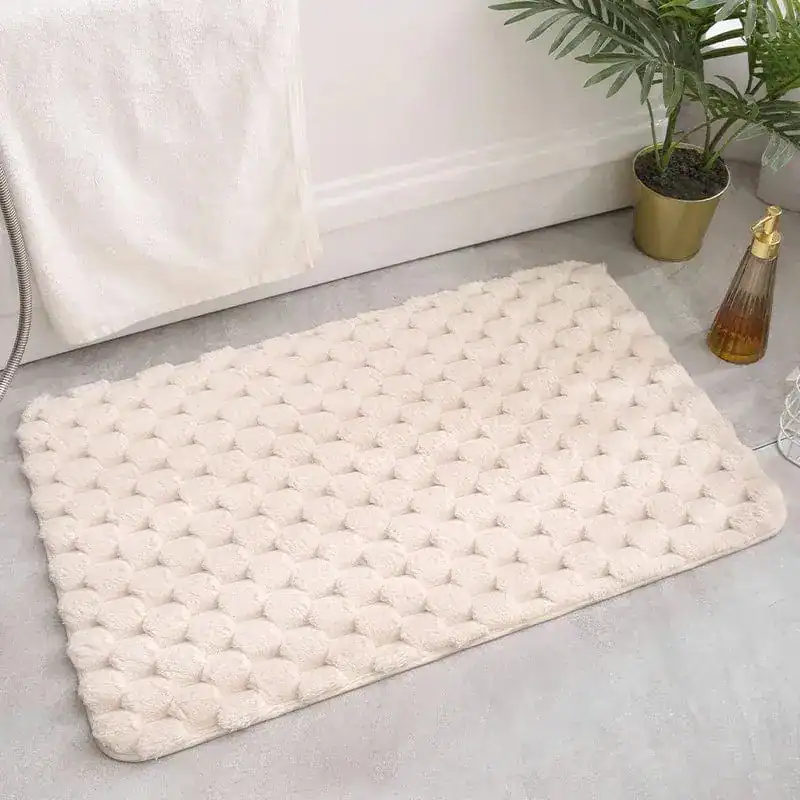 Weicher Badteppich mit hexagonalem Muster für Komfort und Stil im Badezimmer.