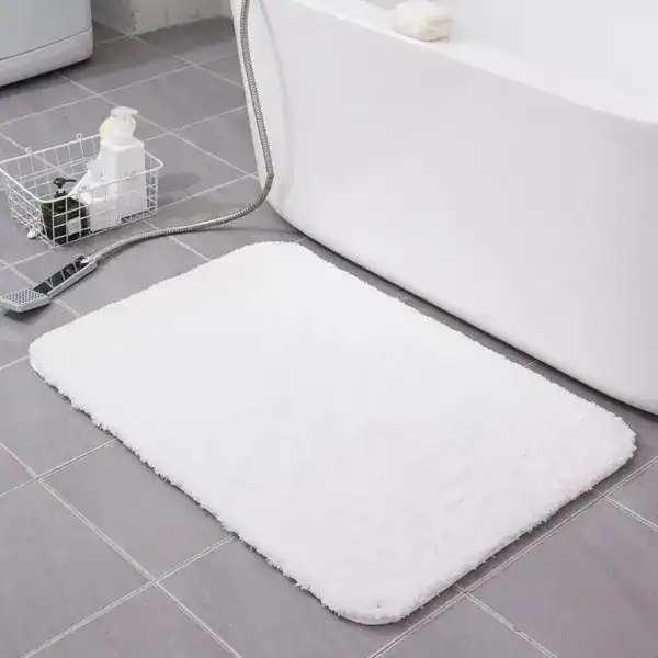 Weißer Badteppich mit flauschigem Oberflächenbezug für Komfort und Stil im Badezimmer.