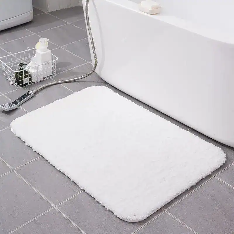 Weißer Badteppich mit flauschigem Oberflächenbezug für Komfort und Stil im Badezimmer.