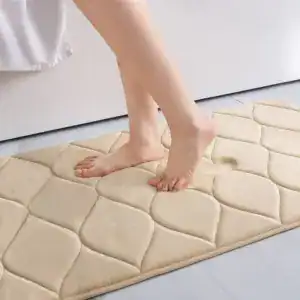 Flauschiger Badvorleger mit Quilt-Muster, ideal für weiche Fußbetten im Badezimmer.