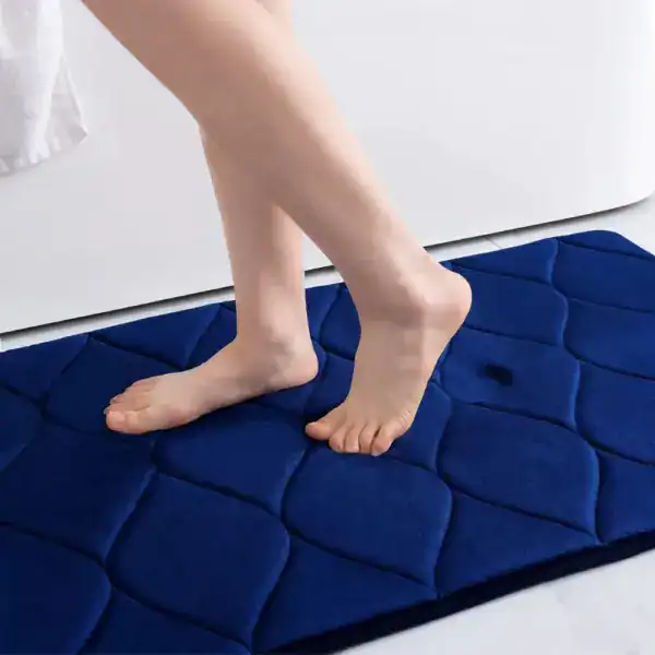 Flauschiger Badvorleger in Blau mit Quilt-Optik, ideal für Komfort und Trocknung im Badezimmer.