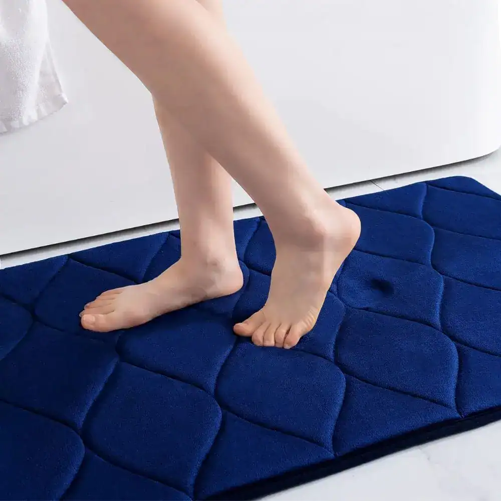 Flauschiger Badvorleger in Blau mit Quilt-Optik, ideal für Komfort und Trocknung im Badezimmer.
