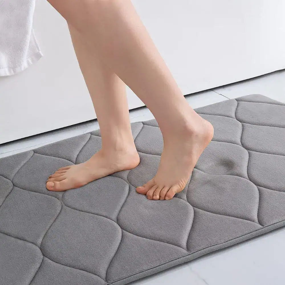 Flauschiger Badvorleger in Grau mit Quilt-Optik, ideal für Komfort und Anti-Rutsch-Eigenschaften.
