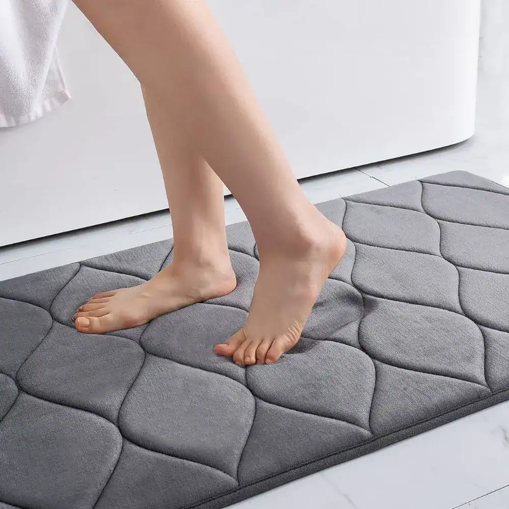 Flauschiger Badvorleger in Grau mit Quilt-Optik, ideal für Komfort und Anti-Rutsch-Eigenschaften.