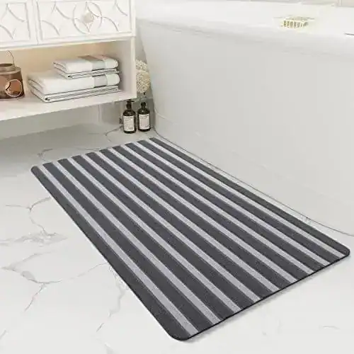 Grauer Badvorleger mit Streifenmuster für moderne Badezimmer.