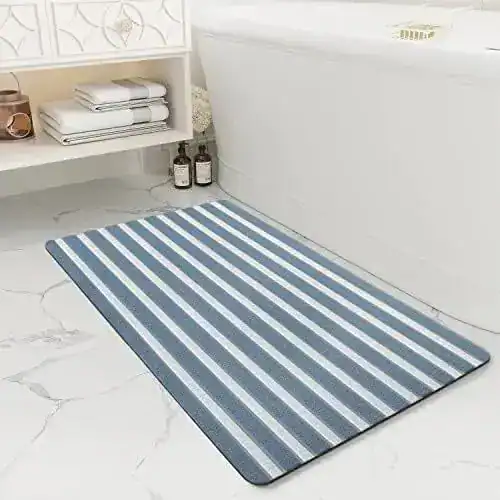Grauer Badvorleger mit Streifenmuster für moderne Badezimmer.