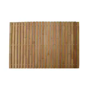 Holz Badvorleger mit vertikalen Streifen und natürlicher Optik.