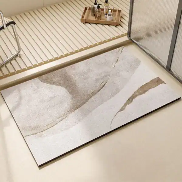 Modernes Badvorleger mit abstraktem Marmor-Muster, stilvoll im Badezimmer platziert.