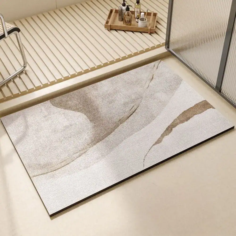 Modernes Badvorleger mit abstraktem Marmor-Muster, stilvoll im Badezimmer platziert.