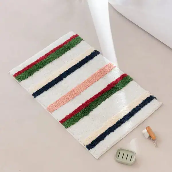 Bunte gestreifte Badematte mit weichem Flor für Badezimmer.