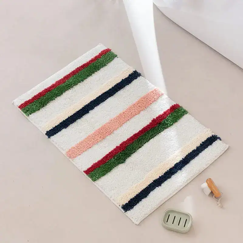 Bunte gestreifte Badematte mit weichem Flor für Badezimmer.