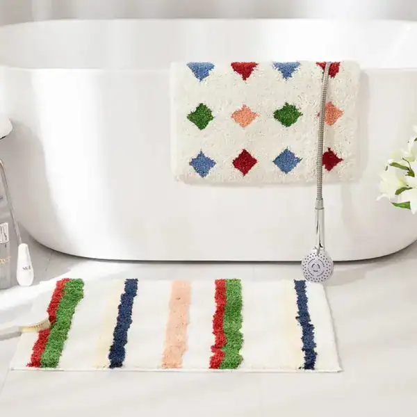 Bunte Badematten mit geometrischem Muster und Streifen, ideal für Badezimmer Dekoration.