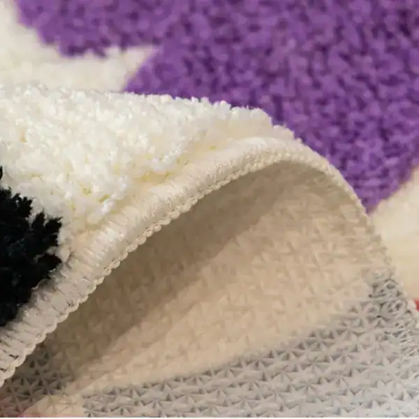 Bunte Badematte mit weicher Fleece-Optik und farbigen Mustern für Komfort und Stil im Badezimmer.