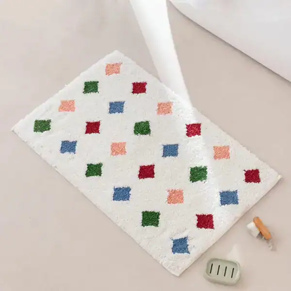 Bunte Badematte mit bunten Quadraten, ideal für Badezimmer Dekoration.