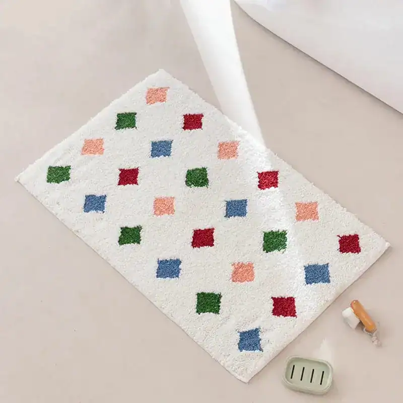 Bunte Badematte mit bunten Quadraten, ideal für Badezimmer Dekoration.