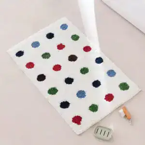 Bunte Badematte mit bunten Punkten, ideal für Badezimmer und Dusche.
