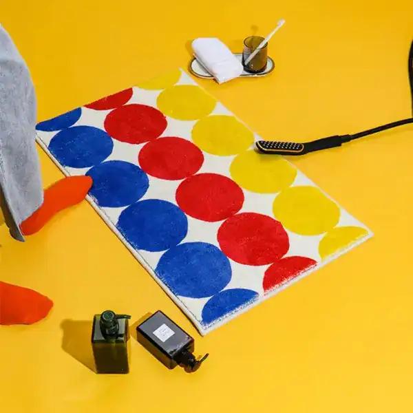 Bunter Badteppich mit bunten Kreisen, ideal für Badezimmer und Komfort.