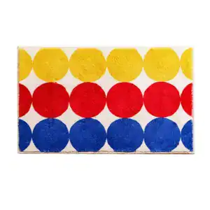 Bunter Badteppich mit bunten Kreisen in Rot, Gelb und Blau auf cremefarbenem Grund.