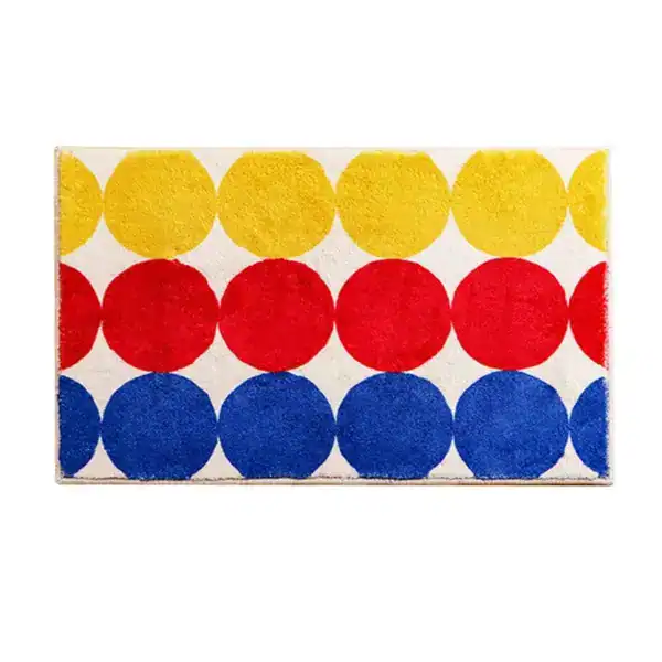 Bunter Badteppich mit bunten Kreisen in Rot, Gelb und Blau auf cremefarbenem Grund.