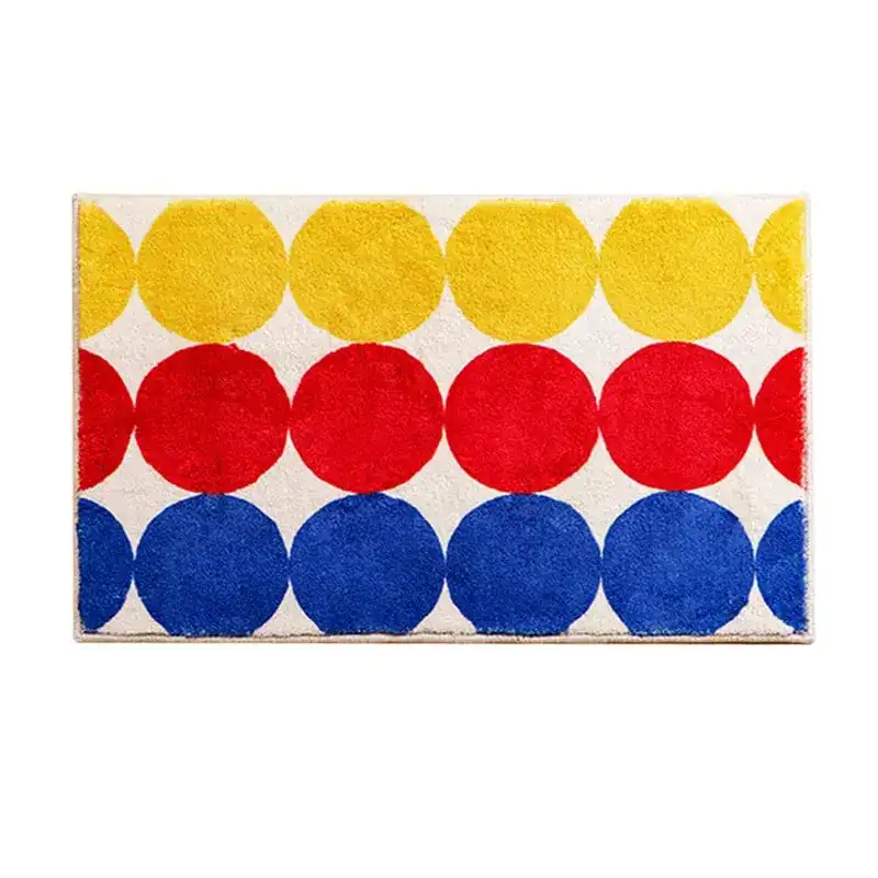 Bunter Badteppich mit bunten Kreisen in Rot, Gelb und Blau auf cremefarbenem Grund.