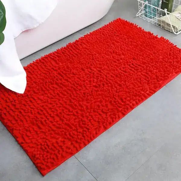 Rot Chenille Badteppich mit flauschigem Design für Badezimmer.