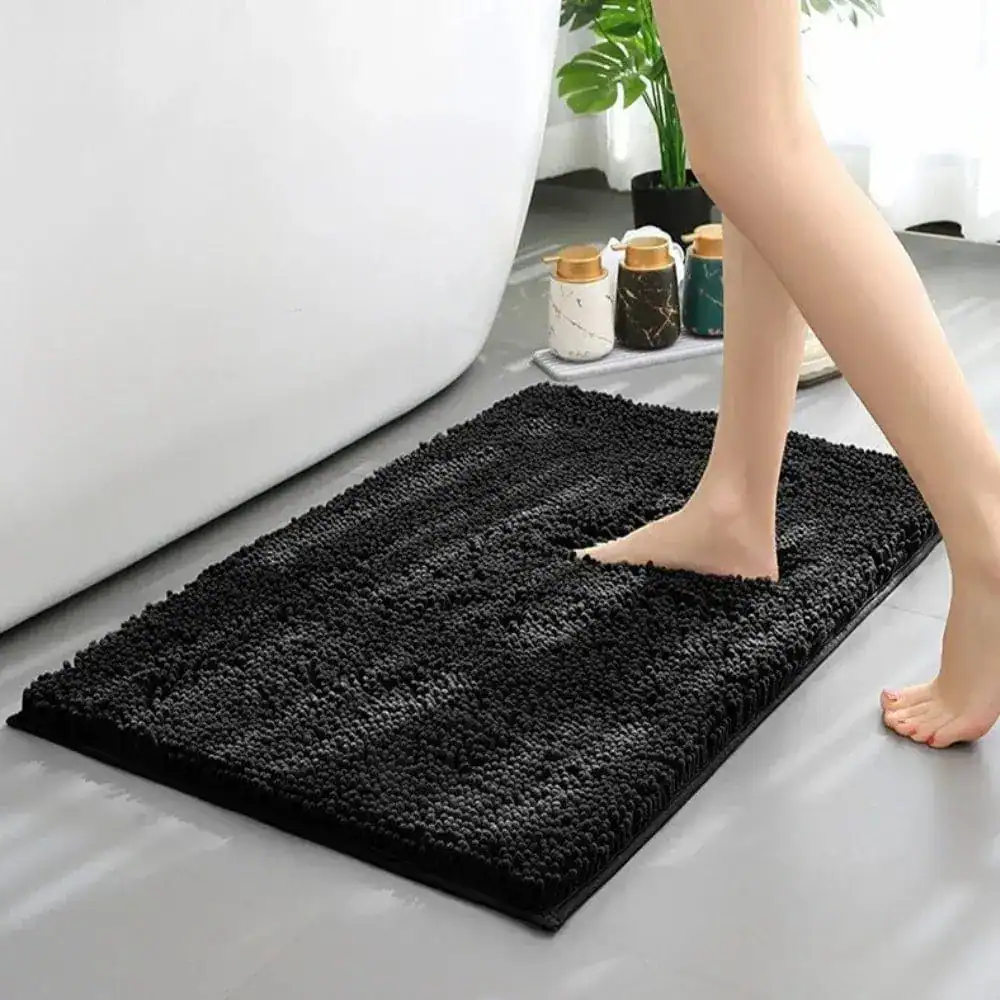 Schwarzer Chenille Badteppich, waschbar, weicher Fußbodenbelag für Badezimmer.
