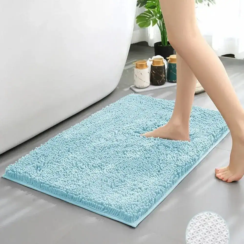 Waschbarer Chenille-Badteppich in Hellblau, weicher Fußbodenbelag für Badezimmer.