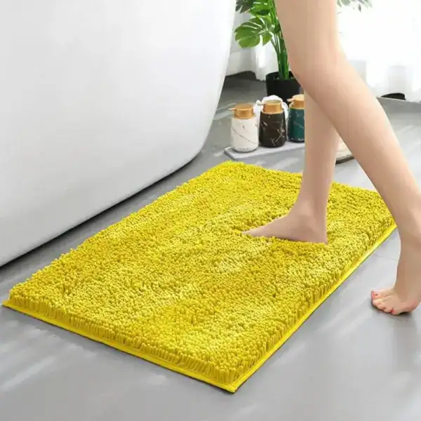 Gelber Chenille Badteppich, waschbar, weicher Fußbodenbelag fürs Badezimmer.