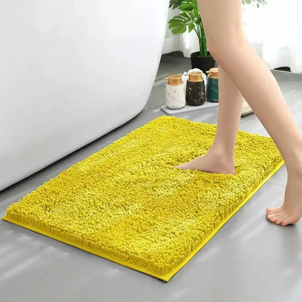 Gelber Chenille Badteppich, waschbar, weicher Fußbodenbelag fürs Badezimmer.