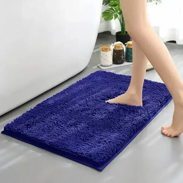 Blauer Chenille Badteppich, waschbar, weicher Fußbodenbelag fürs Badezimmer.