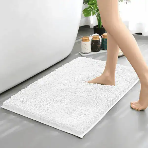 Weißer Chenille Badteppich, waschbar, weicher Fußbodenbelag fürs Badezimmer.
