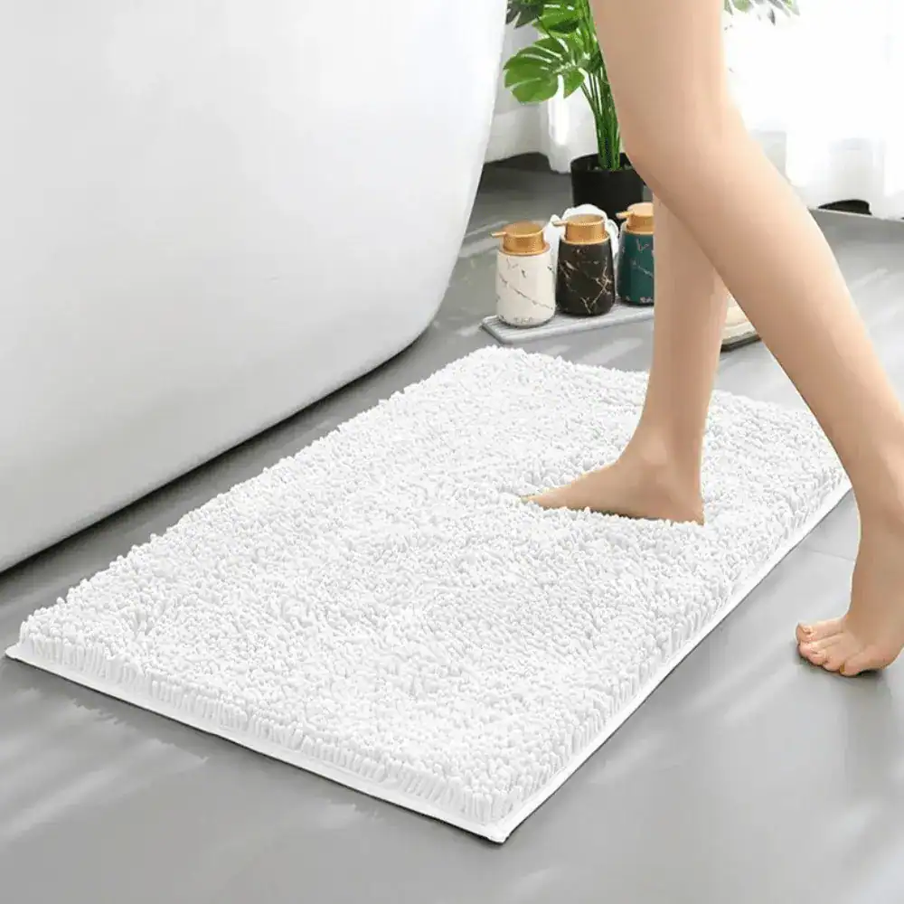 Weißer Chenille Badteppich, waschbar, weicher Fußbodenbelag fürs Badezimmer.