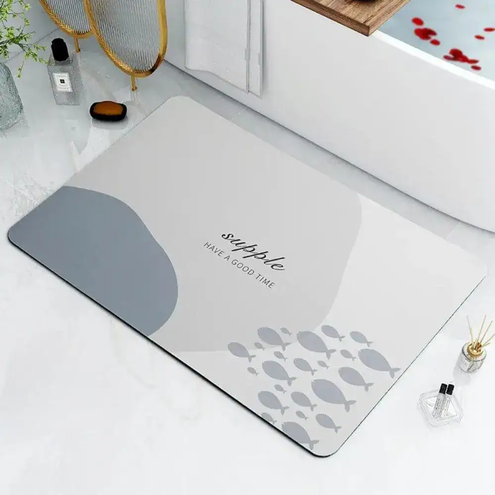 Design Badteppich mit Fischmotiv und modernem Grau-Weiß-Design für stilvolle Badezimmer.