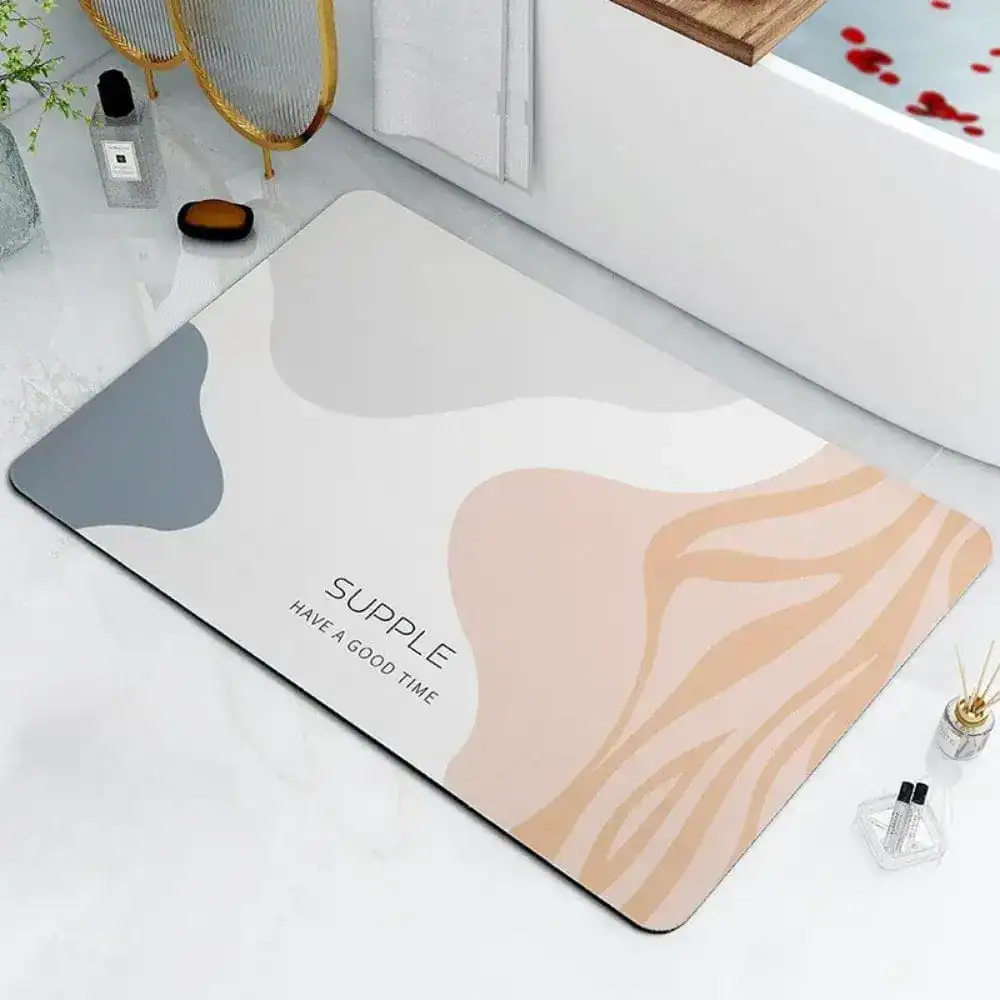 Design Badteppich mit abstraktem Muster und Text 'SUPPLE HAVE A GOOD TIME' für stilvolle Badezimmer.