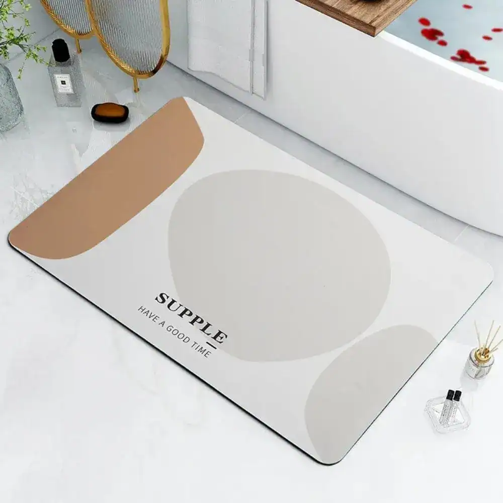 Modernes Design Badteppich mit geometrischen Mustern.