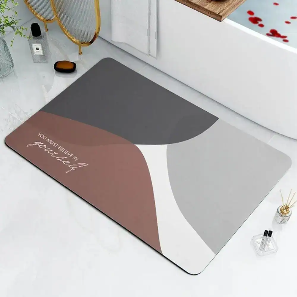 Design Badteppich mit modernem geometrischem Muster und Motiv 'YOU MUST BELIEVE IN yourself'.