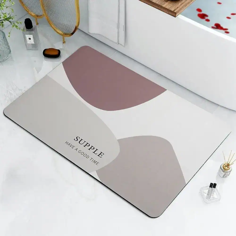 Design Badteppich mit geometrischem Muster und Text 'SUPPLE HAVE A GOOD TIME' für stilvolle Badezimmer.