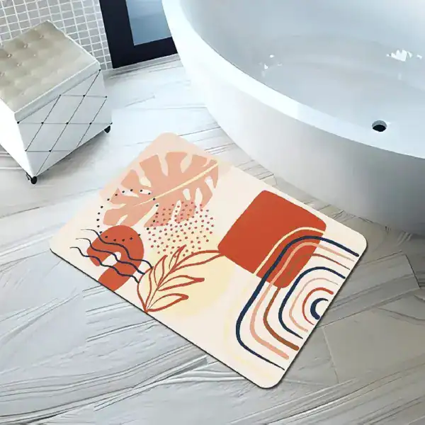 Diatomeenerde Badematte mit tropischem Muster, stilvoll vor Badewanne platziert.