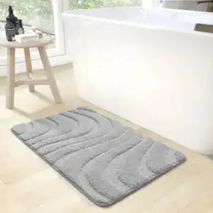 Dicke Badematte mit wellenförmigem Muster, grau, für Badezimmer.