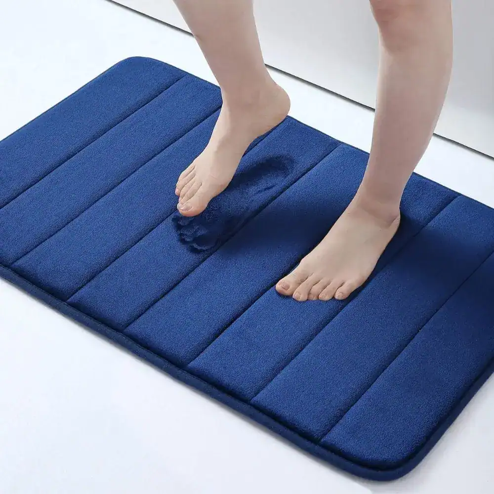 Dicker Badezimmerteppich in Blau, weicher Fußbodenmatte für Bad und Dusche.