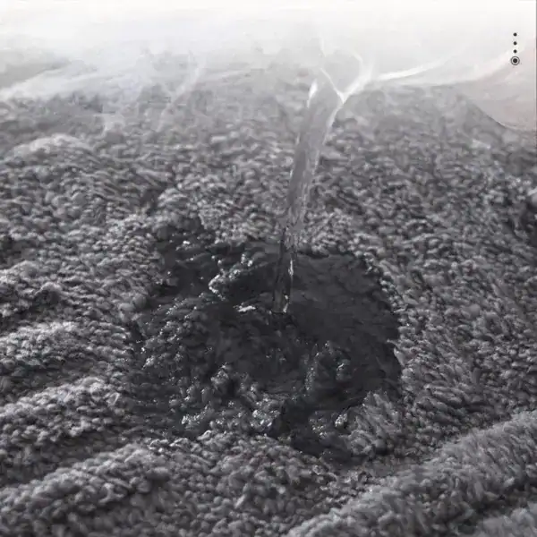 Dicker Badteppich mit Wasserabsorptionsfunktion, schnelles Aufsaugen und Trocknung.